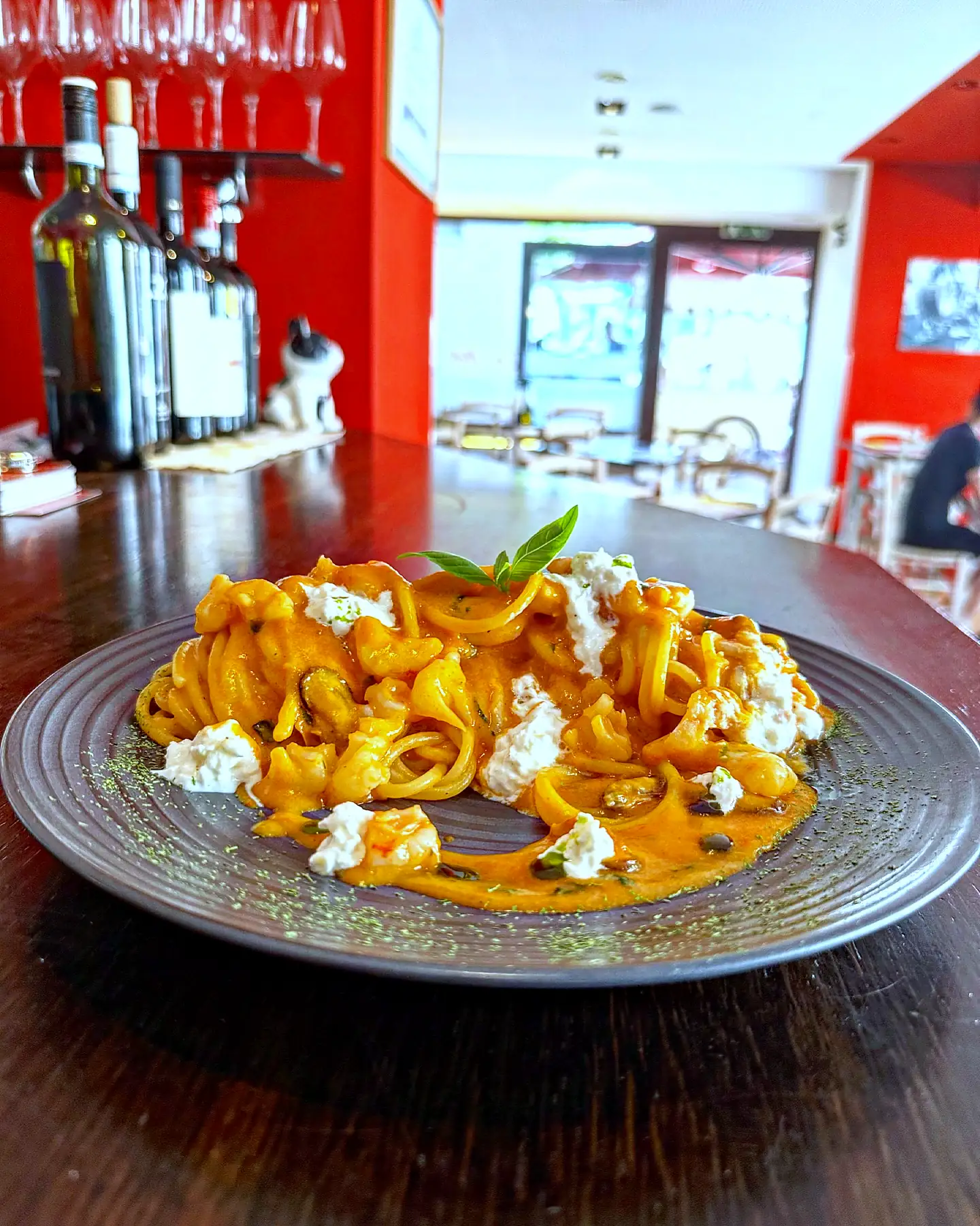 Pasta auf der Theke, dahinter der Gastraum von Da Nello mit roten Wänden