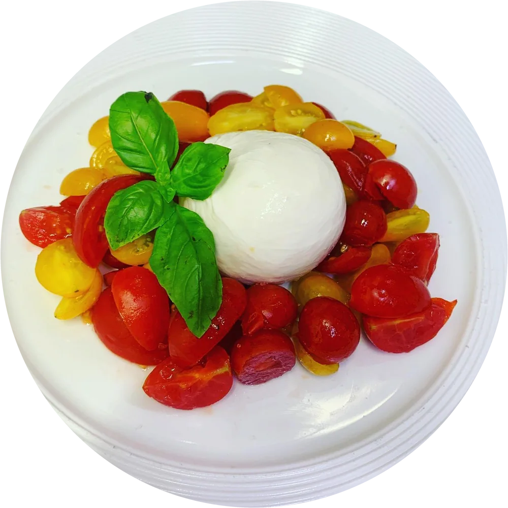 Burrata auf bunten Kirschparadeisern mit Basilikum