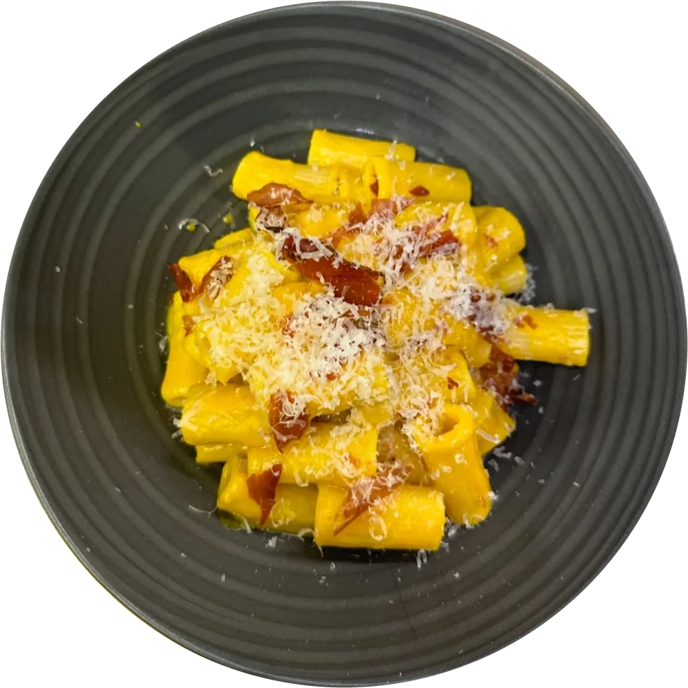 Pasta alla carbonara mit Guanciale und Pecorino in einem dunklen Teller